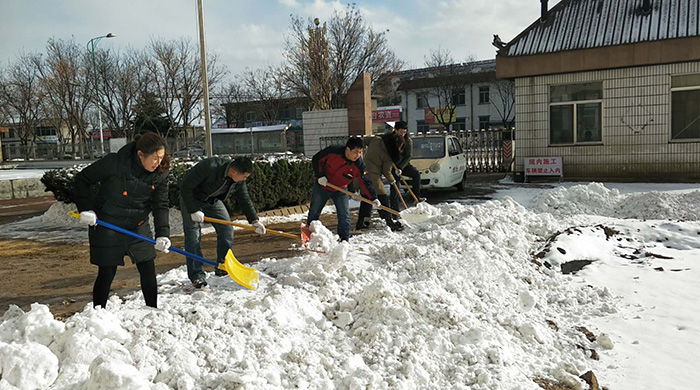 雪后，藍(lán)牙裝備義工隊(duì)在為敬老院掃雪